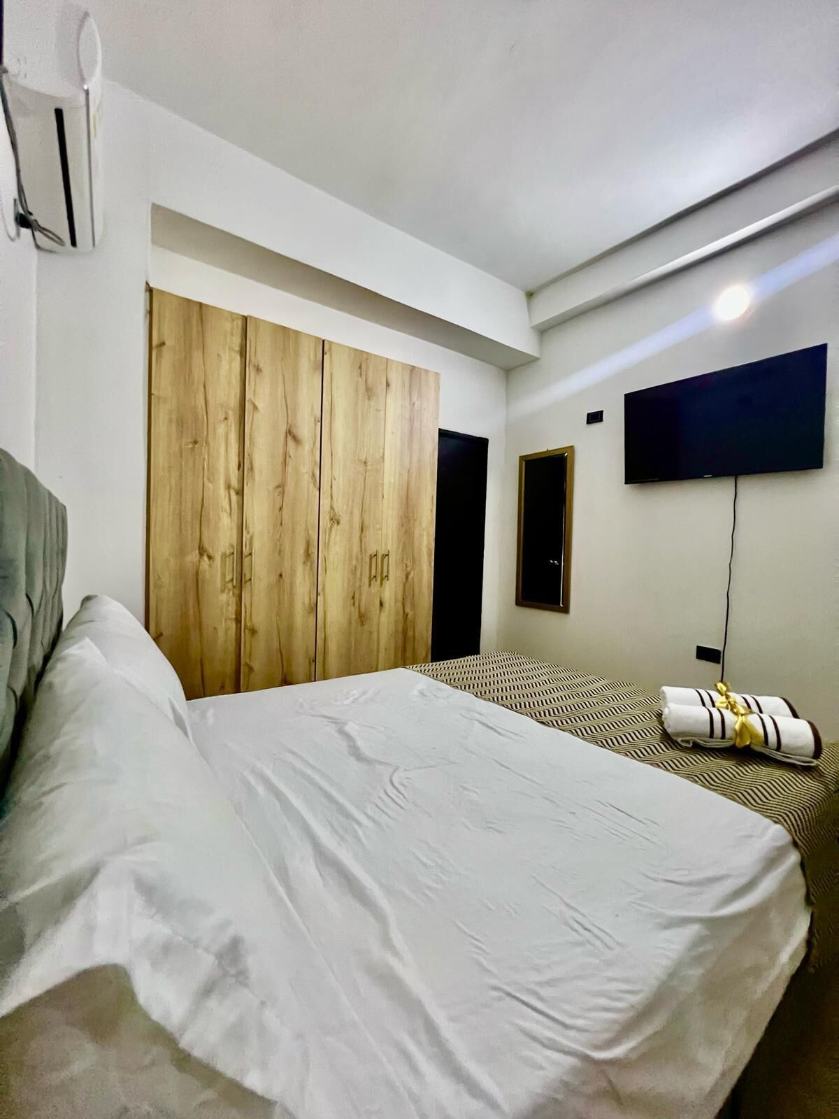 8 bedrooms, iron/ironing board, internet