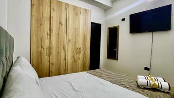 8 bedrooms, iron/ironing board, internet