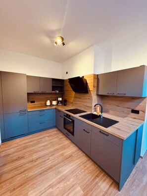 Kühlschrank, Ofen, Herdplatte, Geschirrspüler