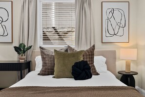 7 bedrooms, iron/ironing board, WiFi, bed sheets - Spacious 7BD/7BR Home in Somerville, 10 mins to Boston, Harvard, MIT (Somerville)