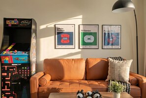 Game room - Spacious 7BD/7BR Home in Somerville, 10 mins to Boston, Harvard, MIT (Somerville)