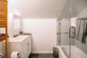 Bathroom - Charming Private 1-bedroom Apartment W/ Parking (Los Angeles)