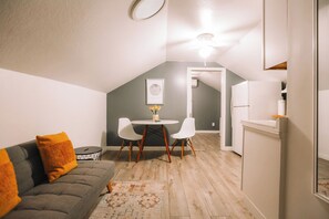 Living area - Charming Private 1-bedroom Apartment W/ Parking (Los Angeles)