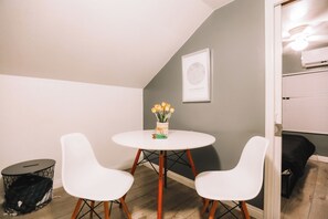 Dining - Charming Private 1-bedroom Apartment W/ Parking (Los Angeles)