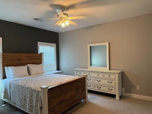 Desk, iron/ironing board, free WiFi, bed sheets - Gorgeous 4-bedroom house with luxurious outdoor space in friendly Hernando (Hernando)