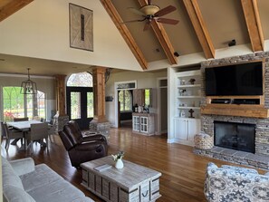Smart TV, stereo, computer monitors, printers - Gorgeous 4-bedroom house with luxurious outdoor space in friendly Hernando (Hernando)