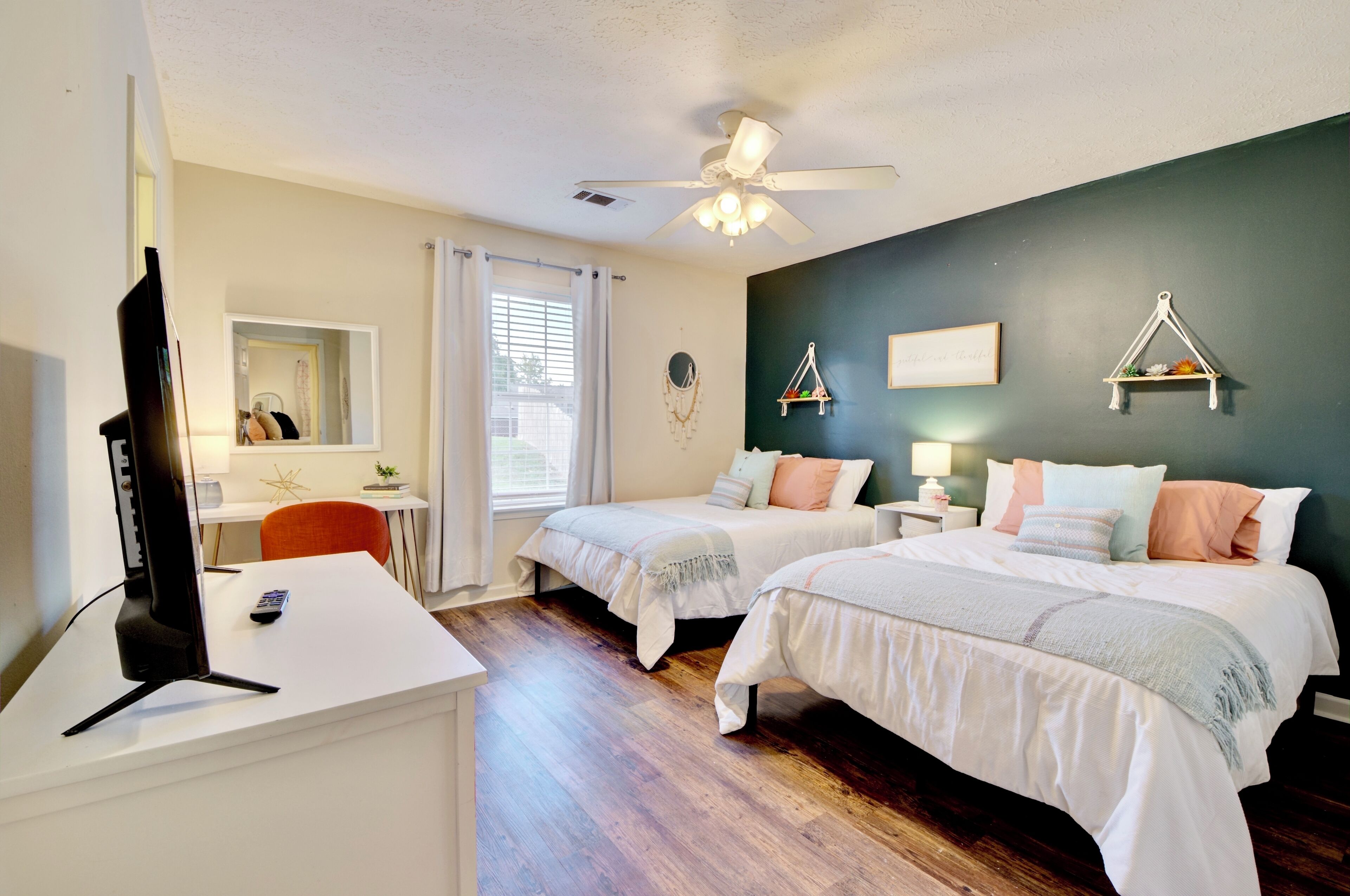 3 bedrooms, iron/ironing board, free WiFi, bed sheets