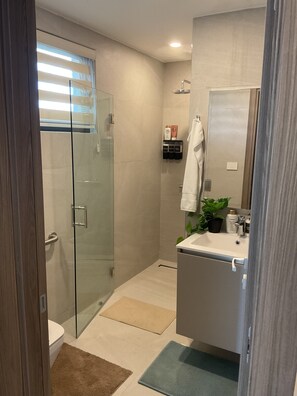 Een douche, een haardroger, handdoeken, zeep