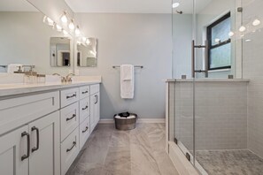 Bathroom - The Mango House- A family-friendly house, 10min from the airport (Tampa)