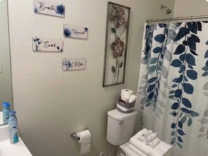 Toallas, jabón, papel de baño 