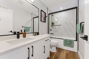 Secador de cabelo, toalhas de banho, sabonete, shampoo