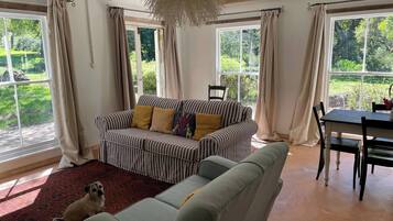 Ferienhaus, 2 Schlafzimmer, barrierefrei, Terrasse | Wohnbereich | Bücher
