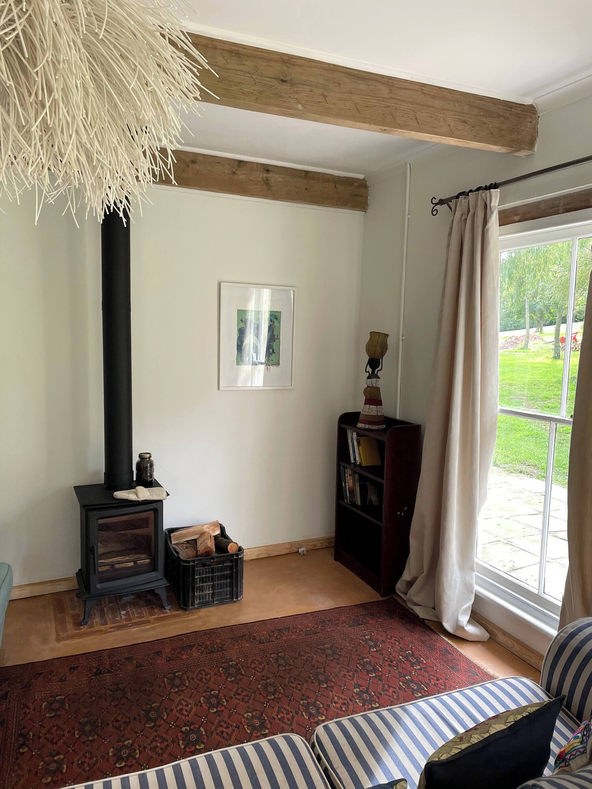 Ferienhaus, 2 Schlafzimmer, barrierefrei, Terrasse | Wohnzimmer | Bücher