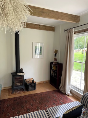 House, 2 Bedrooms, Accessible, Patio | Living room | Books