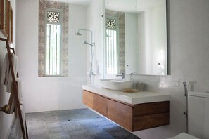 Dusche, Haartrockner, Handtücher, Seife