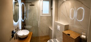 Douche, sèche-cheveux, bidet, serviettes fournies