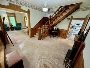 Smart TV - 3 Bedroom Heart of Manistee Retreat: Close to Lake Michigan & River Street (Manistee)
