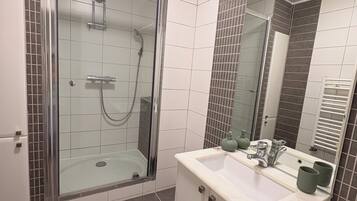 Douche, serviettes fournies, savon, papier toilette