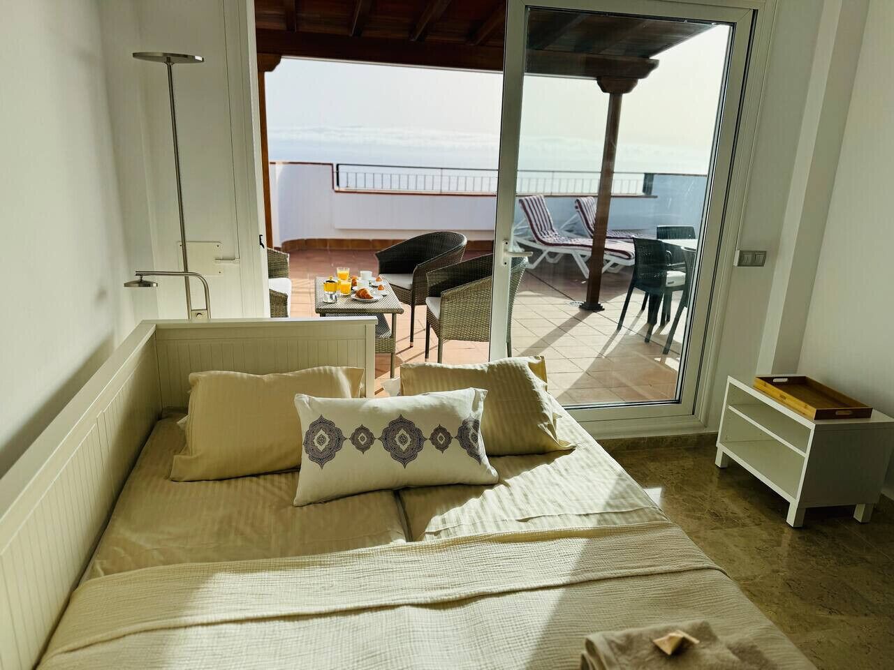 Escritorio, tabla de planchar con plancha, wifi y ropa de cama 
