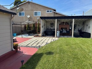 Outdoor dining - Cozy 1-bedroom house in welcoming Oakland with fitness room (Oakland)