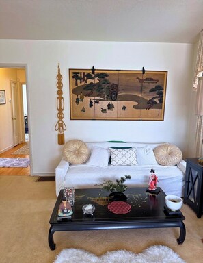 Living area - Cozy 1-bedroom house in welcoming Oakland with fitness room (Oakland)