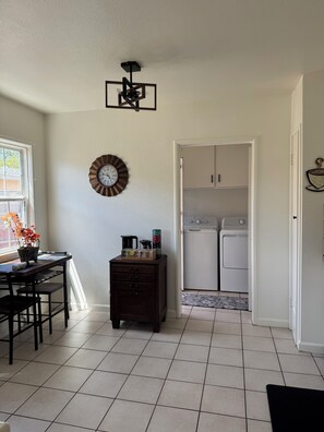 Interior - Cozy 1-bedroom house in welcoming Oakland with fitness room (Oakland)