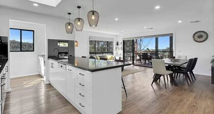 Chic 4-bed Beach House with Sea Views