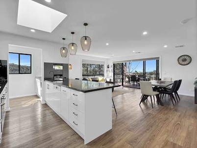 Chic 4-bed Beach House with Sea Views
