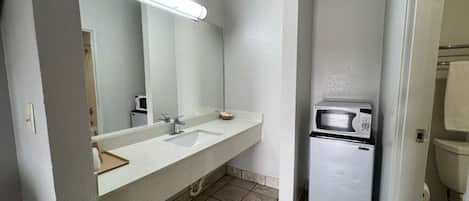 Single Room, 1 King Bed, Smoking | Bathroom | Combined shower/tub, towels, soap, shampoo