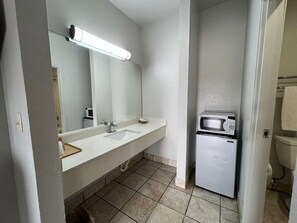 Bathroom - CENTURY INN (Dallas)