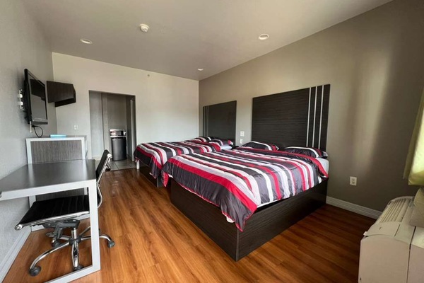 Quarto casal, 2 camas Queen, para não fumantes | Escrivaninha, espaço de trabalho para notebook, Wi-Fi de cortesia