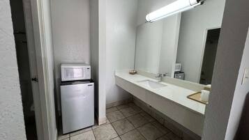 Camera doppia, 2 letti queen, fumatori | Bagno | Combinazione doccia/vasca, asciugamani, sapone, shampoo