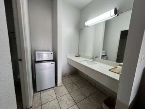 Bathroom - CENTURY INN (Dallas)