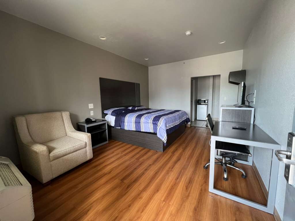 Single Room, 1 King Bed, Non Smoking | Desk, laptop workspace, free WiFi