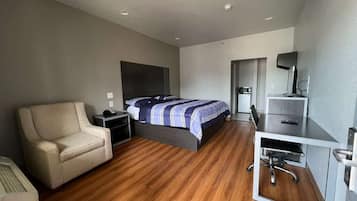 Quarto solteiro, 1 cama King, para não fumantes | Escrivaninha, espaço de trabalho para notebook, Wi-Fi de cortesia
