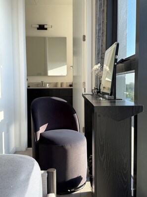Interior - Designer 2-bedroom loft with high ceilings in central location in Miami. (Miami)