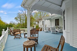 069_707 Corn Neck Rd, New Shoreham, RI-69-2400x - Large Historic Home less than 1 mile from Mansion Beach (New Shoreham)