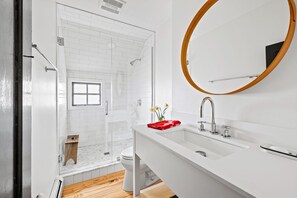 Shower, towels, shampoo - Cottage Farm near Mansion Beach (New Shoreham)