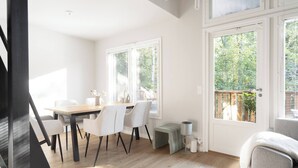 Un comedor moderno con una mesa y sillas de madera, ventanas amplias y vistas al exterior.