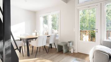 Chalé, 3 quartos, varanda | Opções para refeição