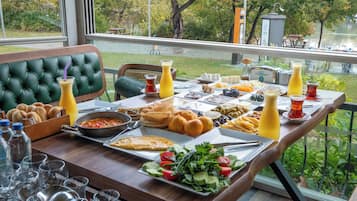 Frokost med lokale retter er inkludert hver dag