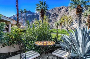 Outdoor dining - Spacious 4-bedroom house in peaceful La Quinta with AC (La Quinta)