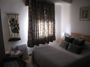 Iron/ironing board, internet, bed sheets