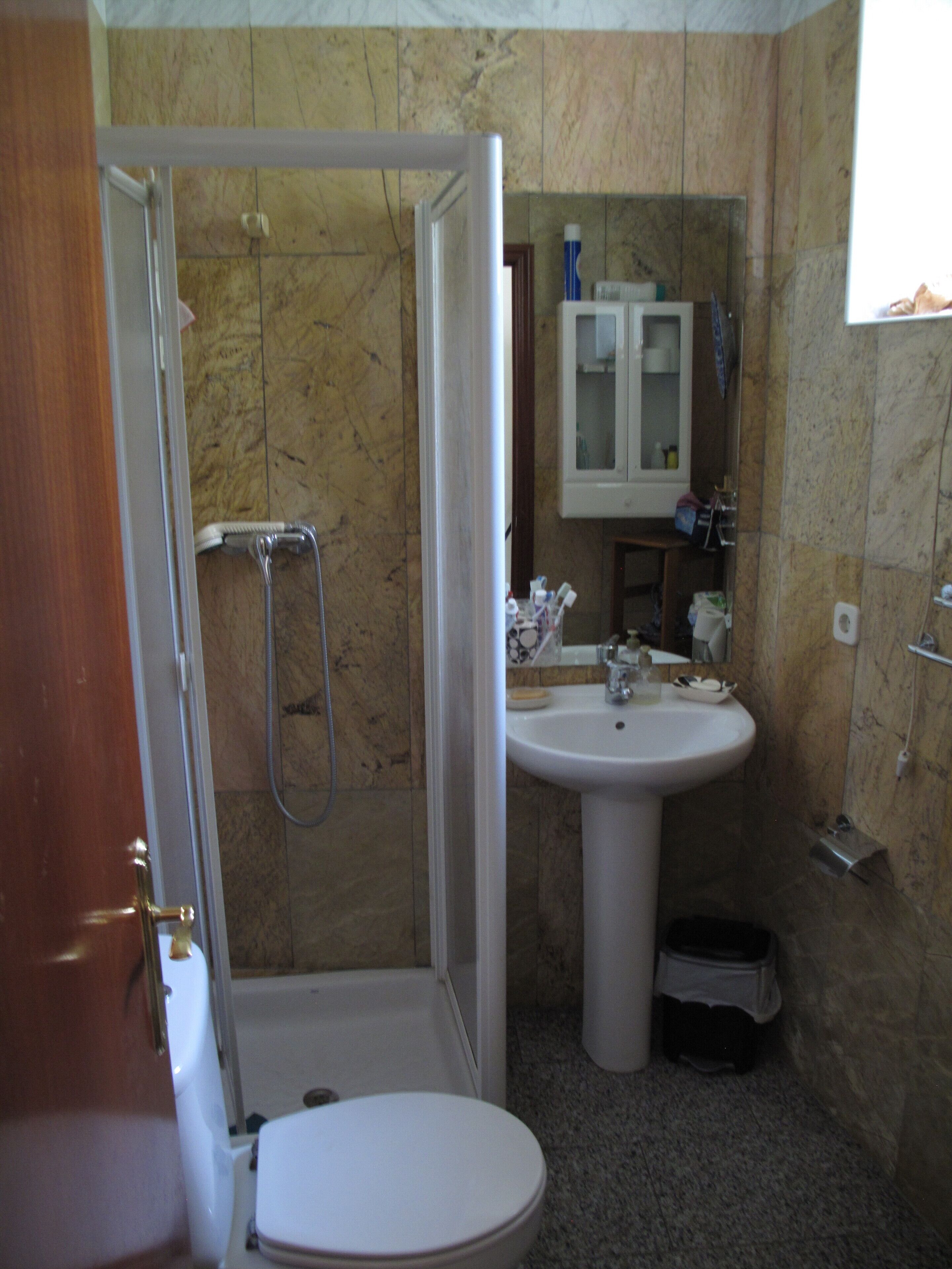 Een douche, een haardroger, handdoeken, zeep