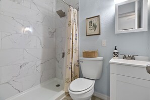 Haartrockner, Handtücher, Seife, Toilettenpapier