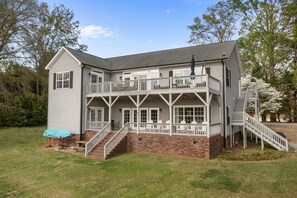 Exterior - 6-bedroom waterfront house on Lake Norman; Boat available (Lake Norman of Catawba)