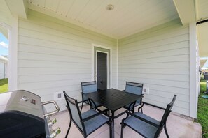Outdoor dining - Windmark | Golf Cart + Bikes | Bunk Room (Port St. Joe)