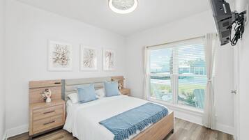 Tabla de planchar con plancha, cuna de viaje, wifi gratis y ropa de cama
