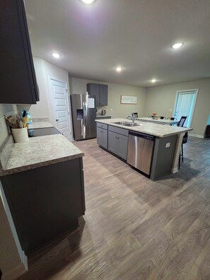 Coffee/tea maker, fridge, microwave, oven - Spacious 4 bedroom sleeps 10 one level house only minutes to the beach! (Foley)