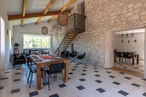 Dining - Vrbo Property (Saint-Jean-de-Maruéjols-et-Avéjan)